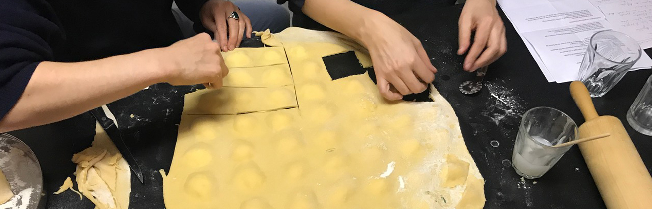 Moodbild mit 4 Händen die Teigwaren produzieren