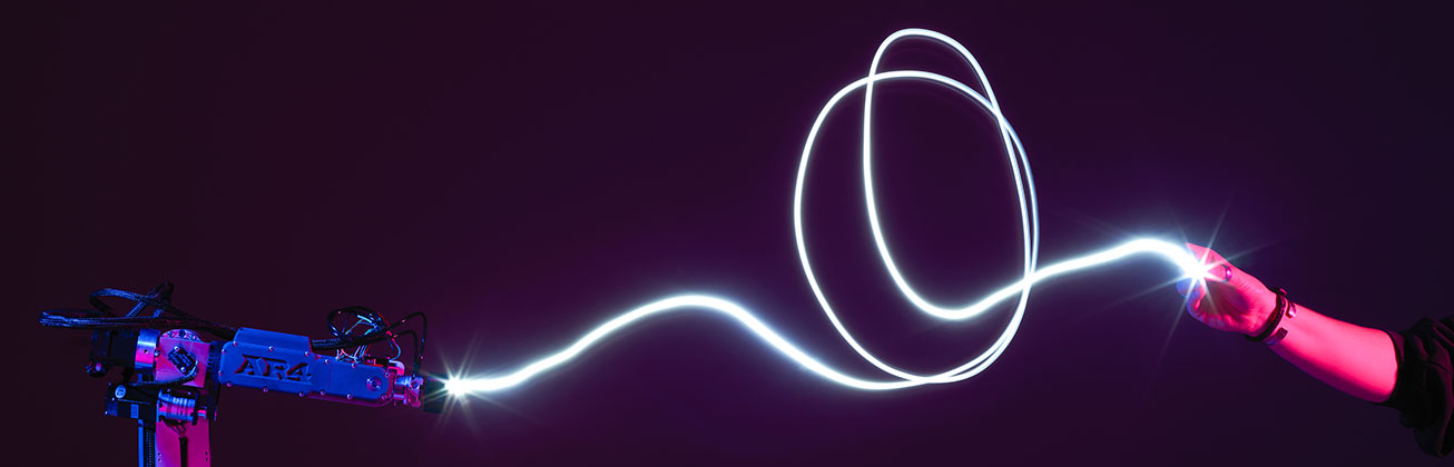 Lichtstrahl zwischen Laser und Hand