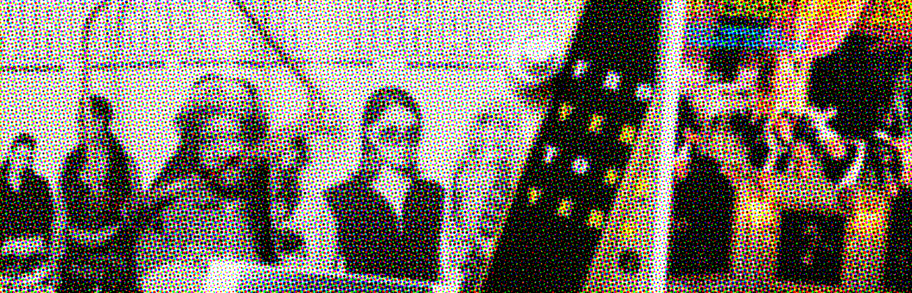 Eine Person ist von hinten zu sehen, sie blickt über eine Absperrung hinweg auf ein Kunstwerk