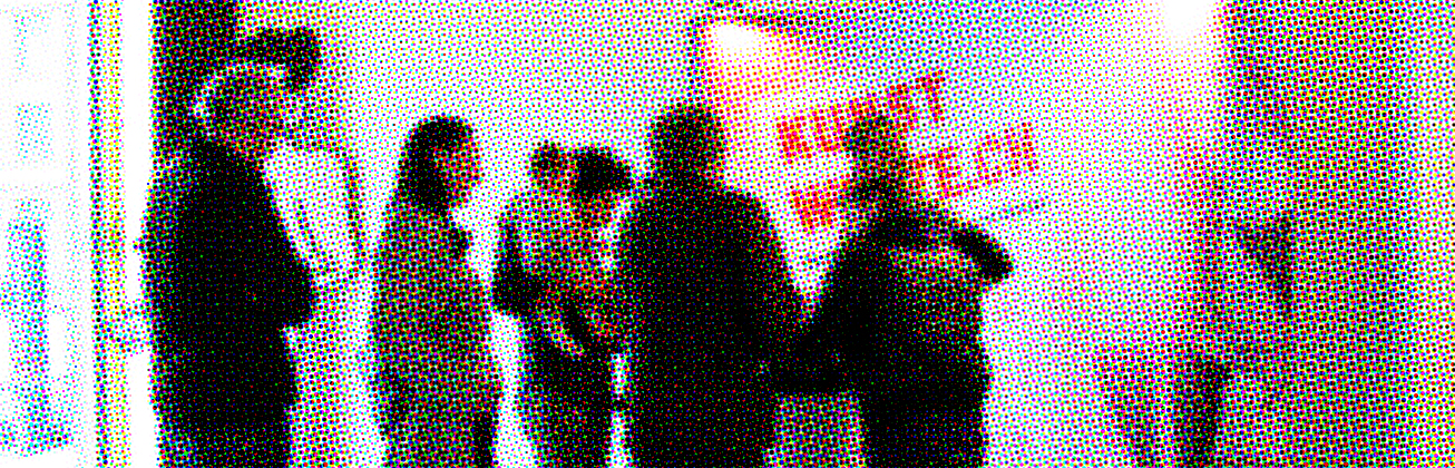 Menschen in einer Ausstellung