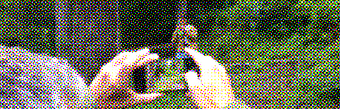 Ein Mann macht mit einem Smartphone ein Foto