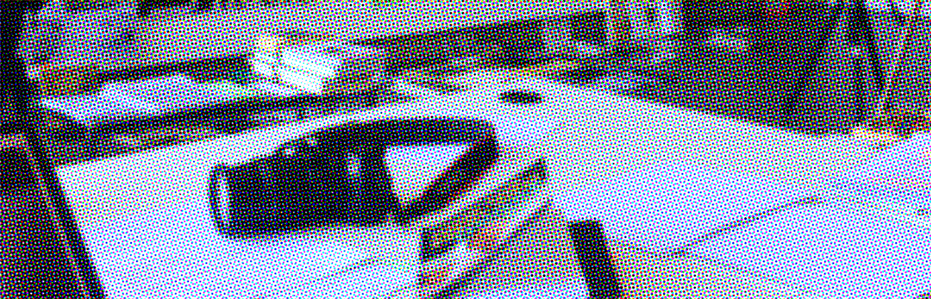 Ein Schreibtisch, auf dem eine Fotokamera und Papier liegt