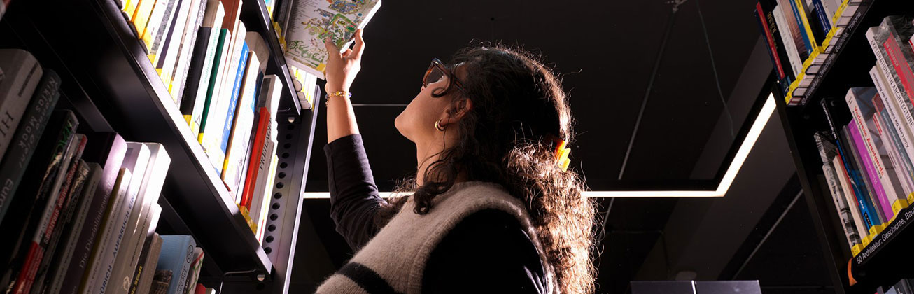 Eine Person in einer Bibliothek