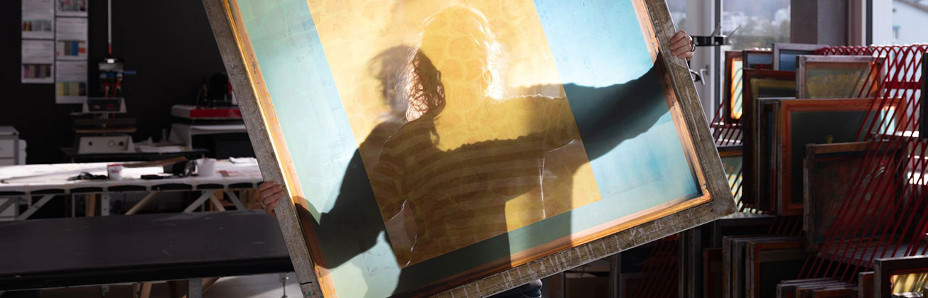 Schatten einer Person hinter einem Bild