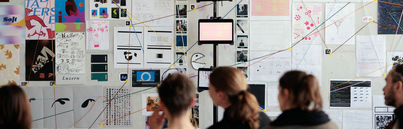 Doktorierende stehen vor einer Pinnwand mit verschiedenen Grafiken