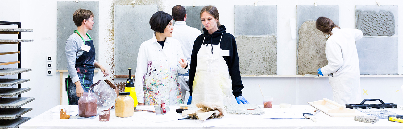 Das Bild zeigt Teilnehmende eines Materialworkshops