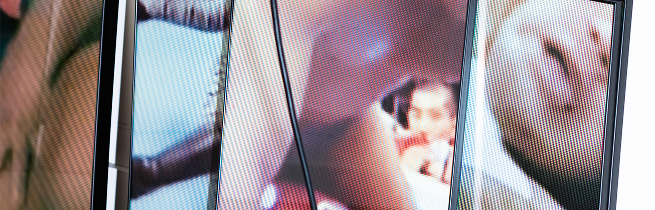 Verpixelte Video-Installation von Personen