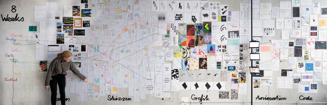 Studentin mit einer Wand voller Daten