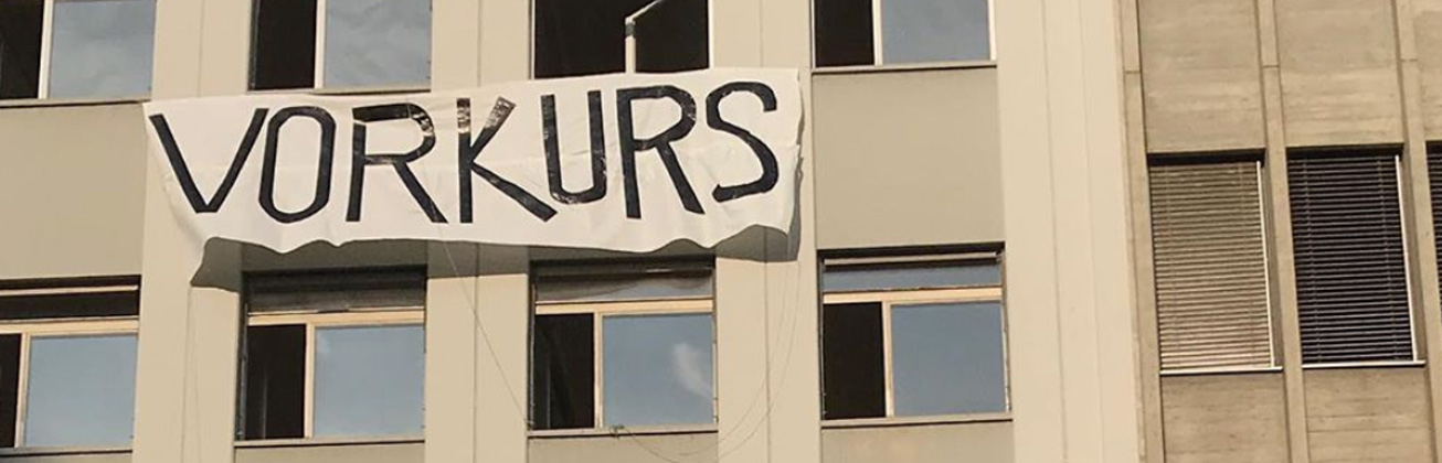 Vorkurs Banner an Fassade von Vorkurs Trakt Viscosi