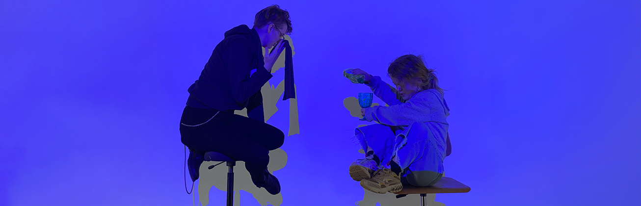 Zwei Studierende des gestalterischen Vorkurs in blauem Licht