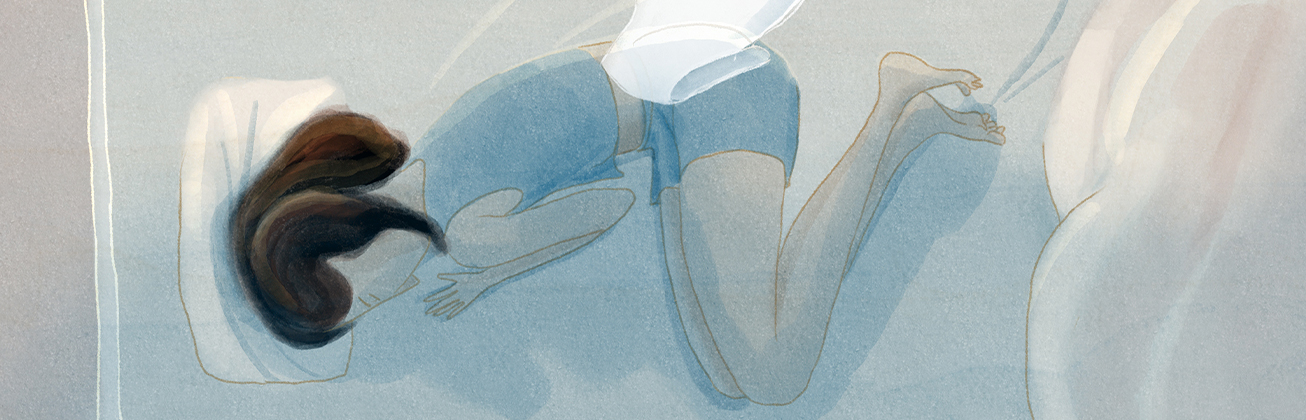     Long Distance: Zarte Illustration einer Person, die seitlich auf einem Bett liegt und ein weisses Tuch über dem Kopf trägt. Die Figur und ihre Bewegungen sind in mehreren transparenten Ebenen in blassen Blau- und Grautönen dargestellt.