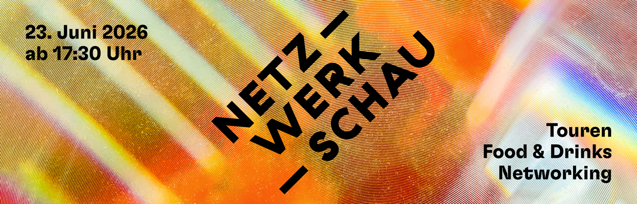 Grafik zur Netzwerkschau 2026 mit schimmerndem, farbigem Hintergrund und grosser schwarzer Typografie „Netzwerkschau“. Links stehen Datum und Uhrzeit, rechts die Begriffe „Touren“, „Food & Drinks“ und „Networking“.