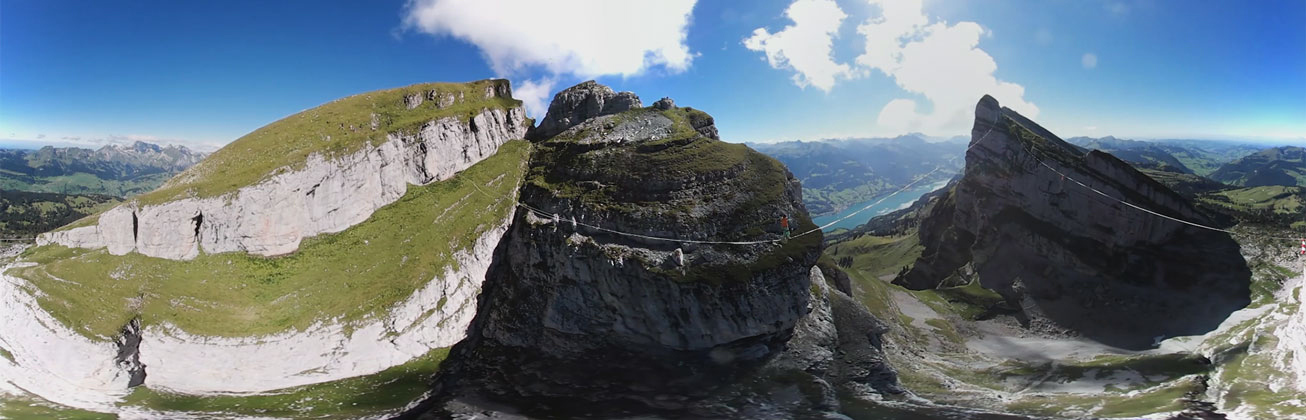 Eine 360-Grad Aufnahme einer Bergkette mit einem See im Hintergrund