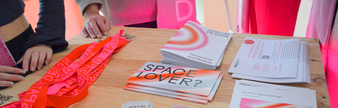 Visuelle Identität und Kommunikationsmittel des Bachelor Spatial Design der HSLU, mit Printprodukten, digitalen Anwendungen, Eventeinblicken und Gestaltungselementen in auffälligem Farbkonzept.