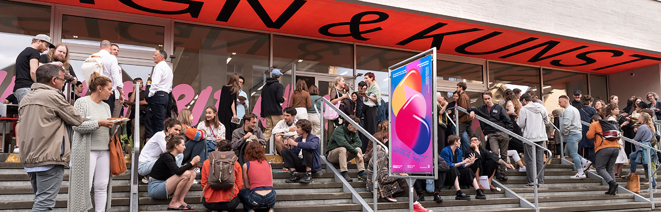 Menschen auf der Treppe vor dem Eingang der Viscosistadt