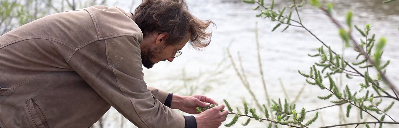 Mann steht an einem Fluss