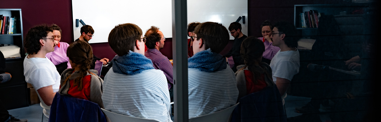 Ein Bild von einer SAS Präsentation, in der Mitte spiegelt sich das Bild durch eine Reflektion.