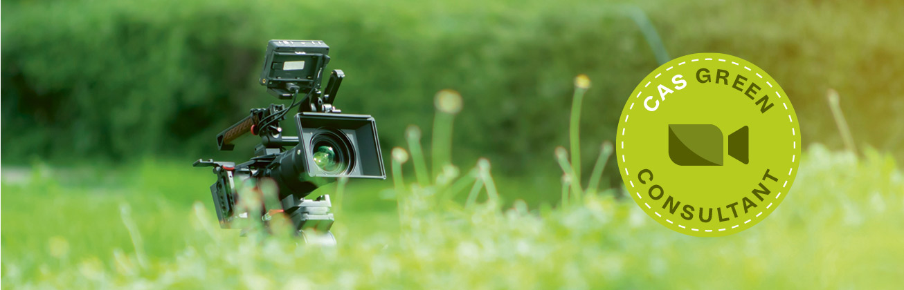 Kamera steht in grüner Wiese