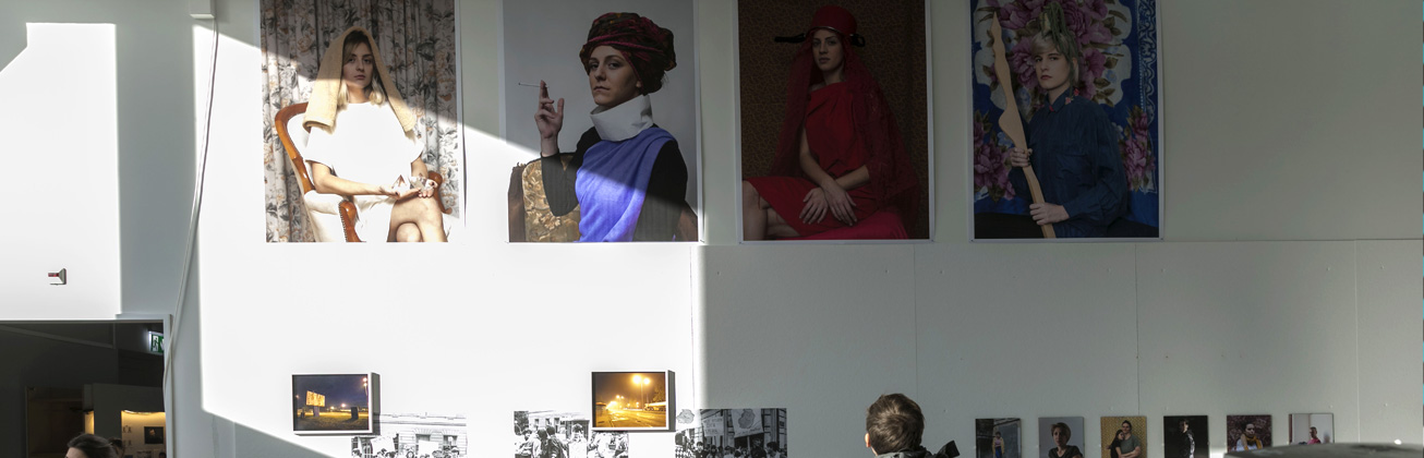 Weiterbildungs-Teilnehmende betrachten Bilder