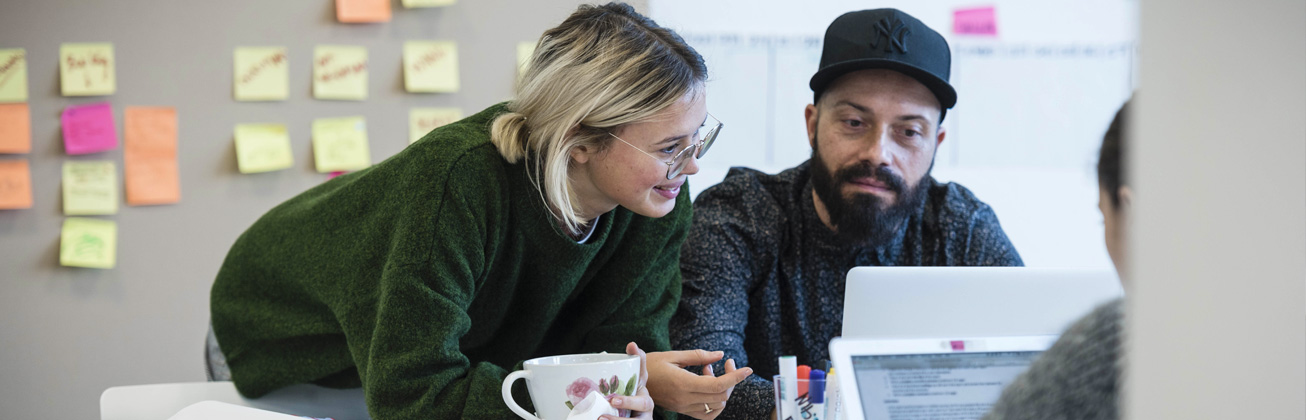Weiterbildungs-Teilnehmende bei der Gruppenarbeit