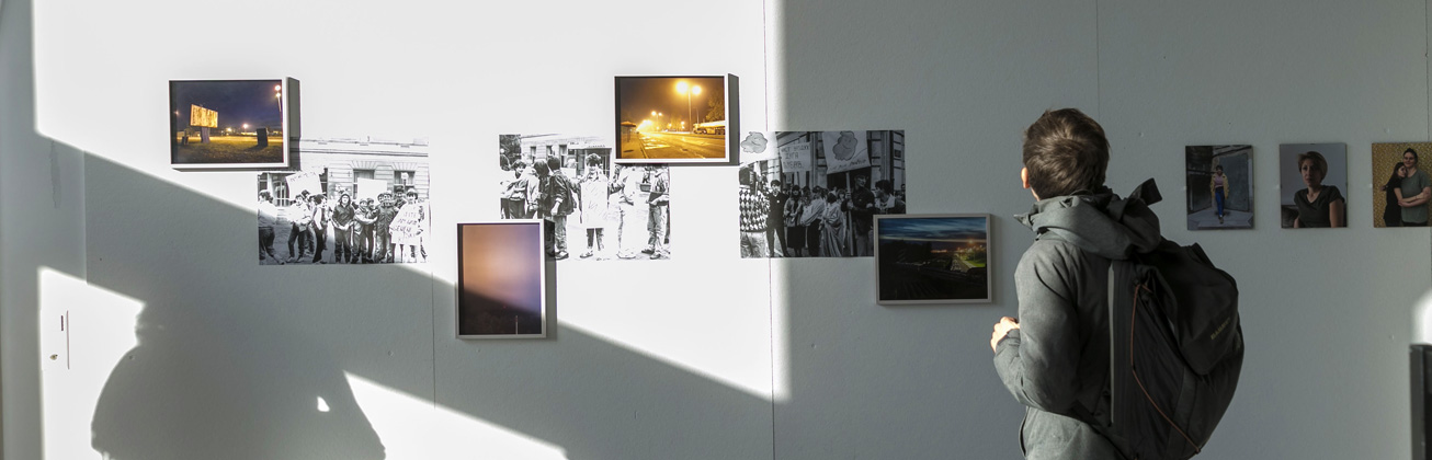 Weiterbildungs-Teilnehmende betrachten Bilder