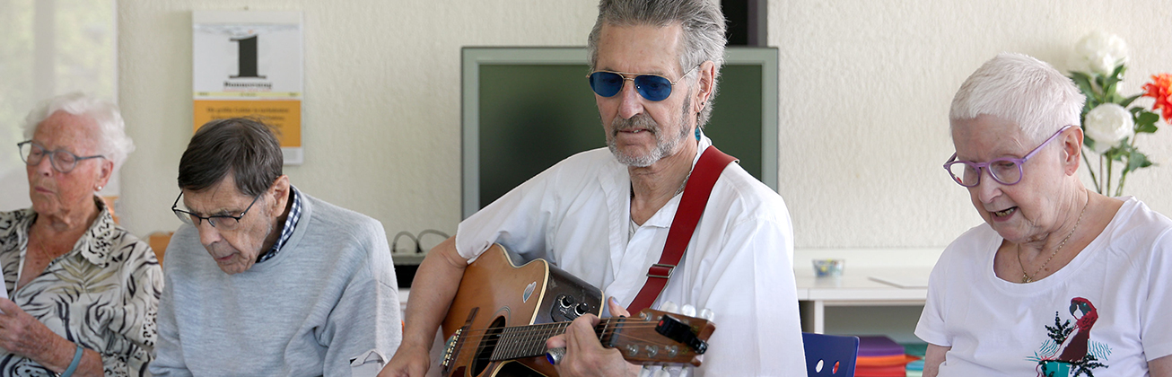 Musizierende Gruppe im Altersheim