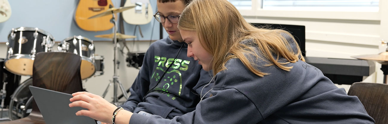 Jugendliche sind dem Groove auf der Spur. Bild: Tim Meier