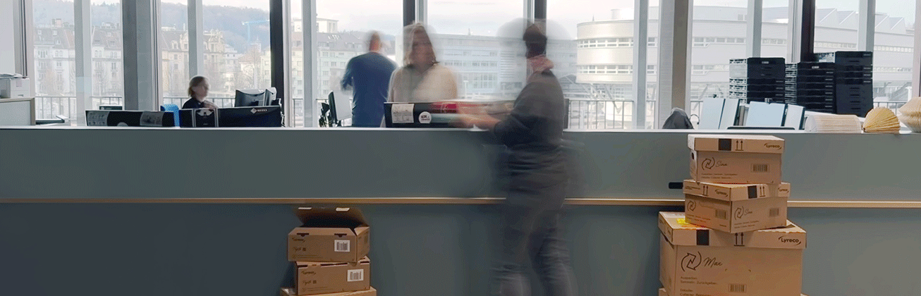 Theke Bibliothek Wirtschaft und Soziale Arbeit während des Umzugs mit Boxen