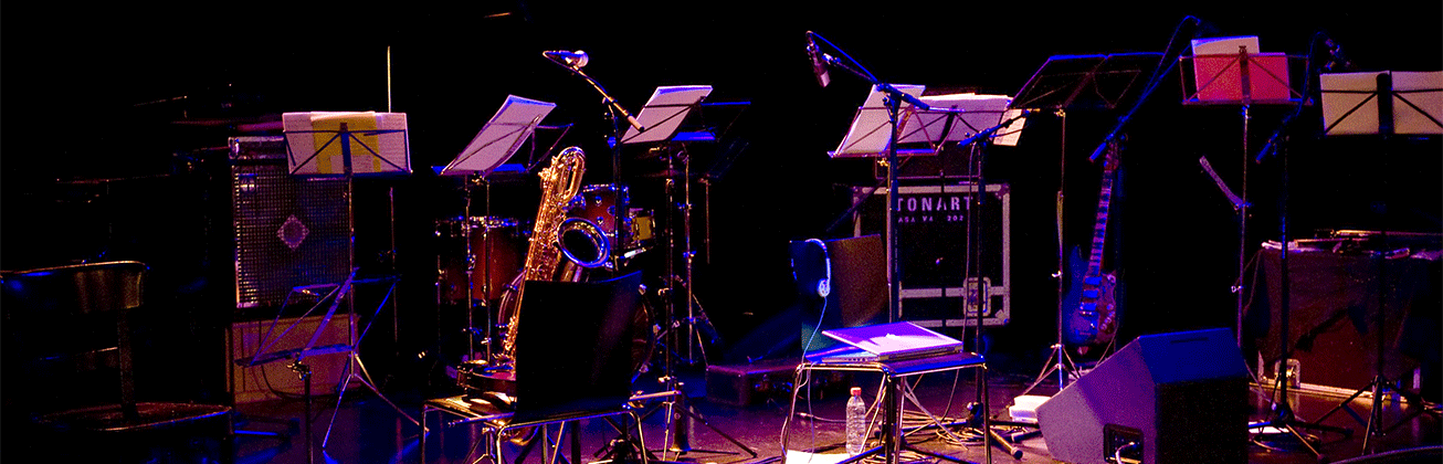 Bühne mit Musikständer Jazz Saxophon