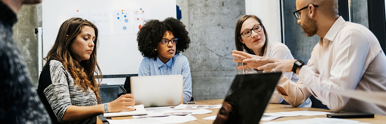 Personen in einem Büro