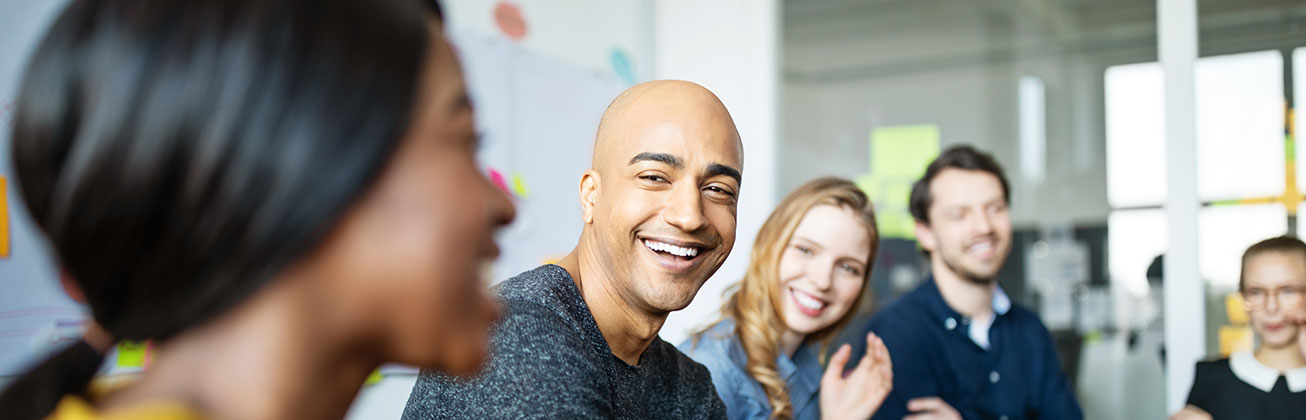 Personen in einer Sitzung