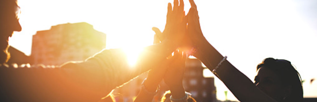 Menschen klatschen Hände zusammen