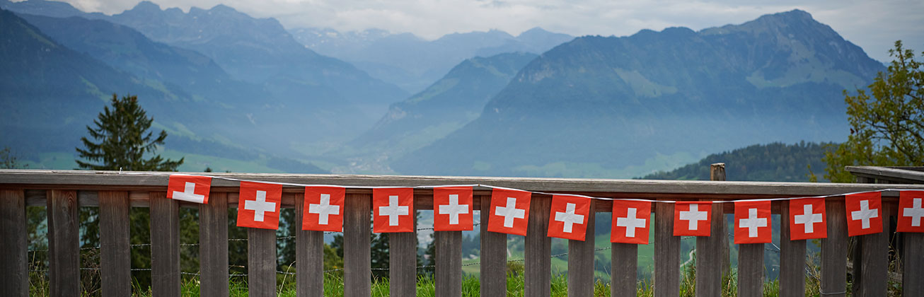 Berge und Schweizer Flaggen