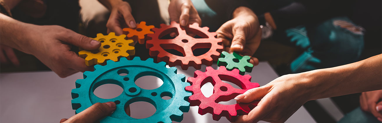 Menschen mit ineinandergreifenden Zahnrädern 
