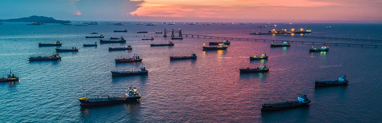 Schiffe auf dem Meer im Sonnenuntergang