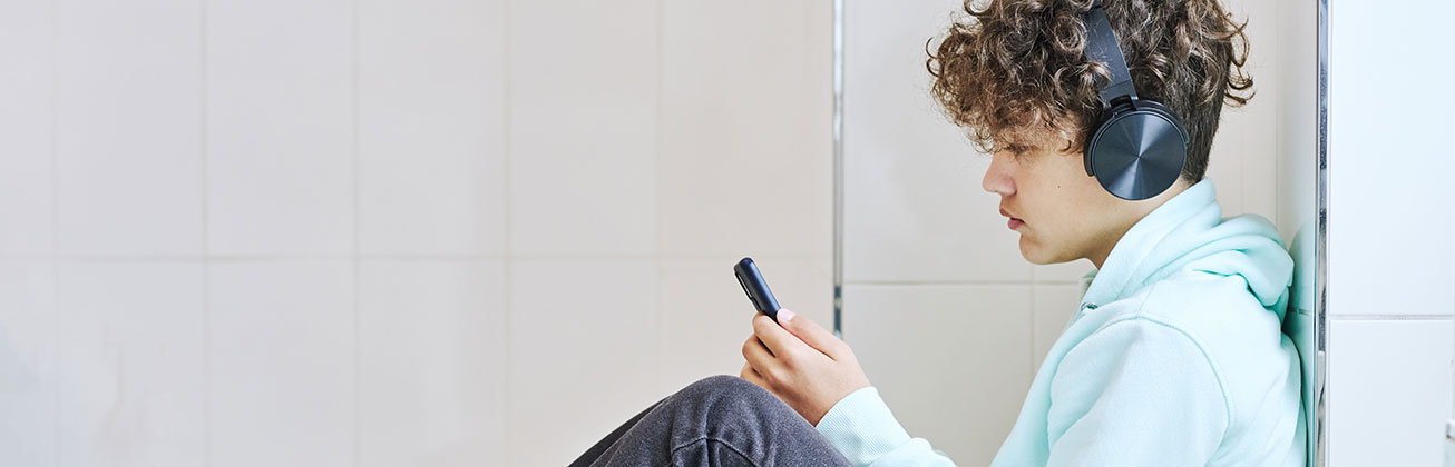 Junge mit Kopfhörern und Handy