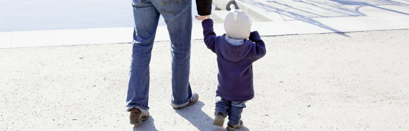 Vater und Kind verbringen Zeit miteinander