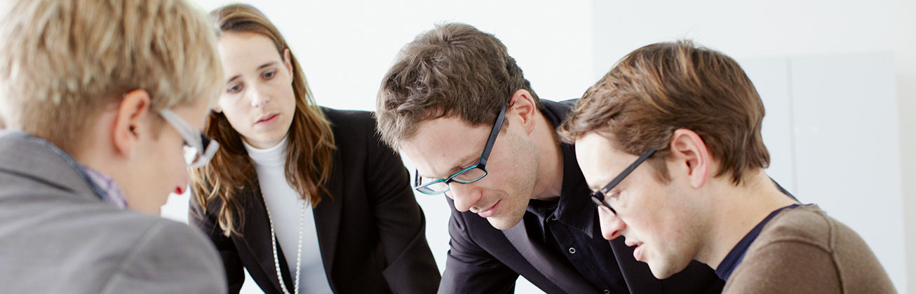 Vier Personen diskutieren