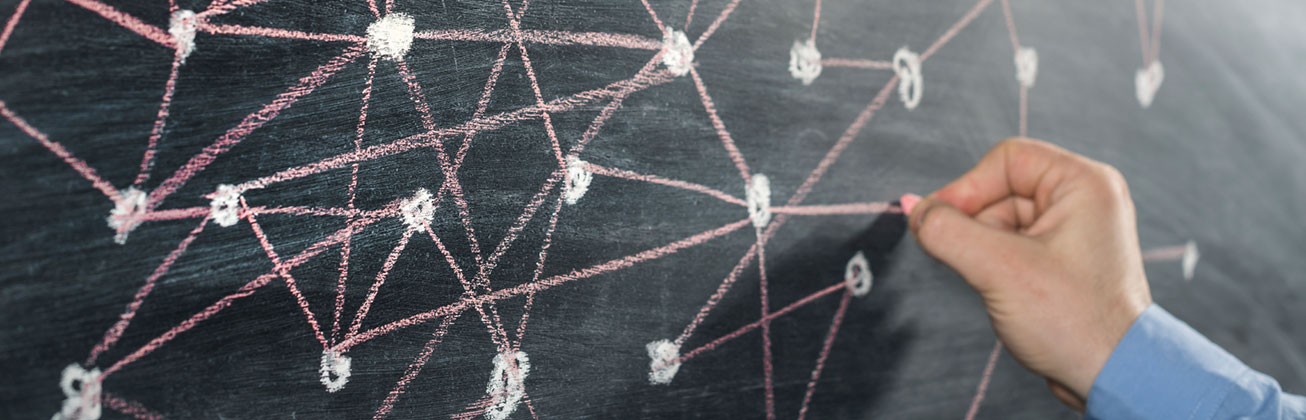 Tafelbild: Zeichner verbindet verschiedene Punkte