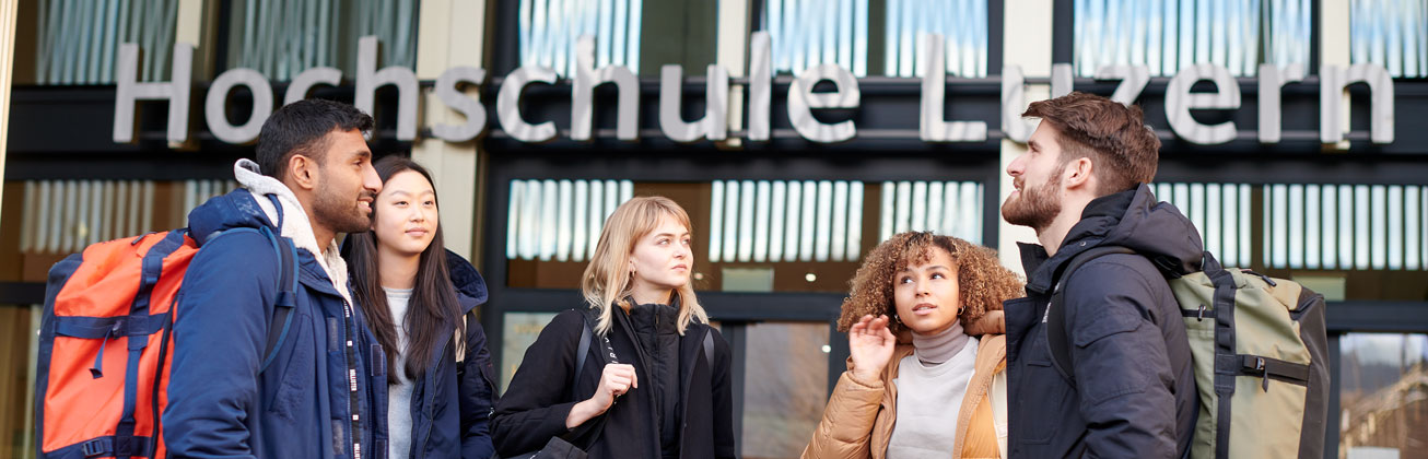 Studierende vor dem Eingang der Hochschule Luzern - Informatik