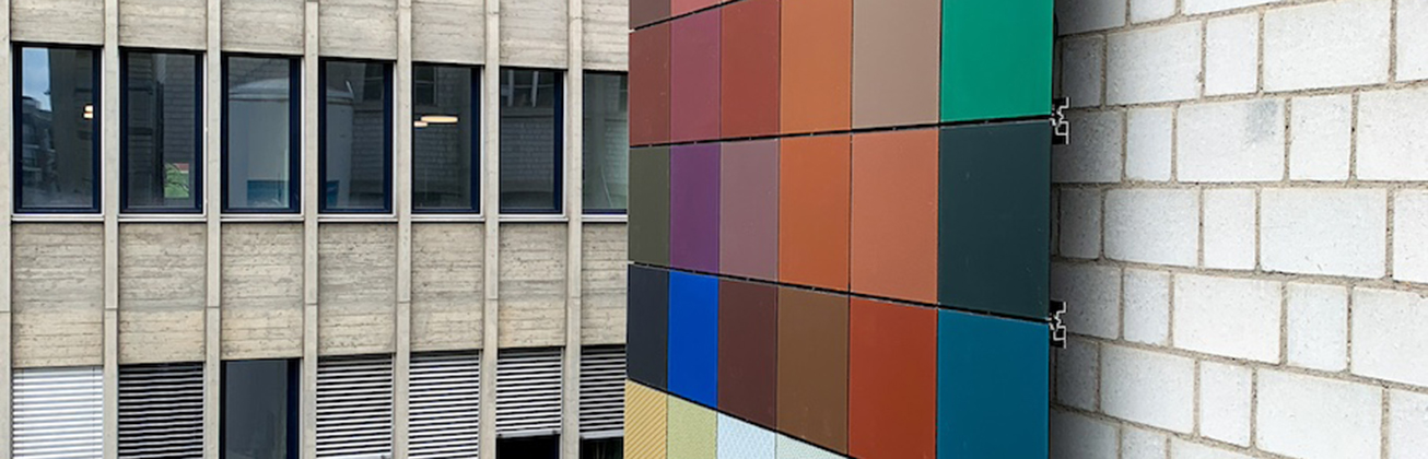 Farbige Solarpanels an einer Betonwand