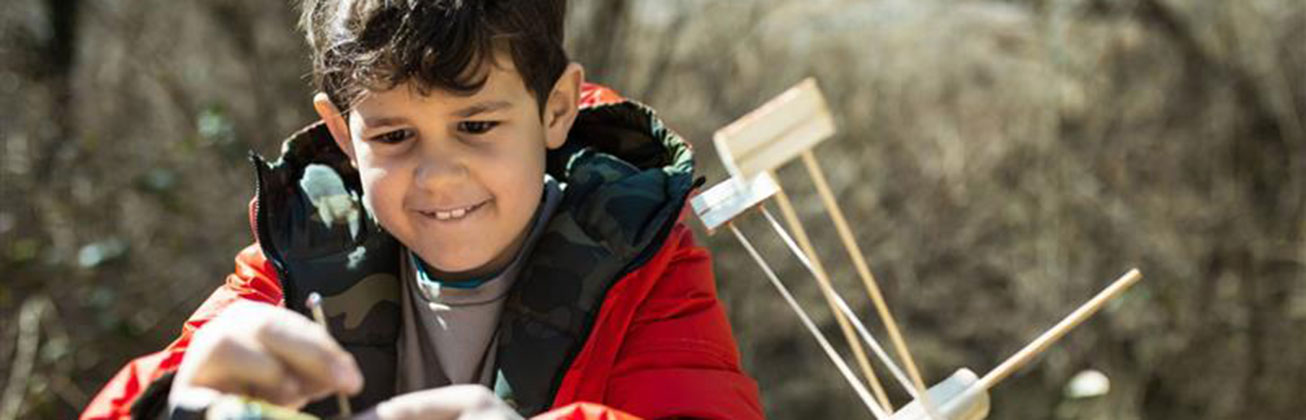 Kleiner Junge forscht in der Natur