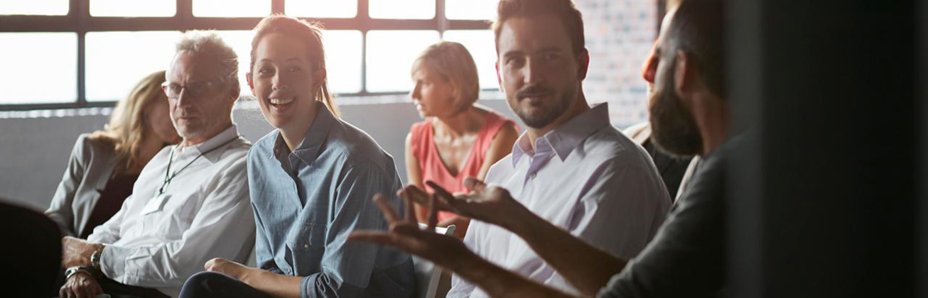 personen auf stuehlen am sitzen und diskutieren