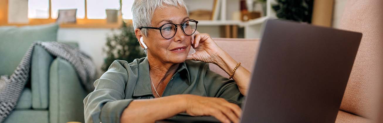 Ältere Frau an Laptop