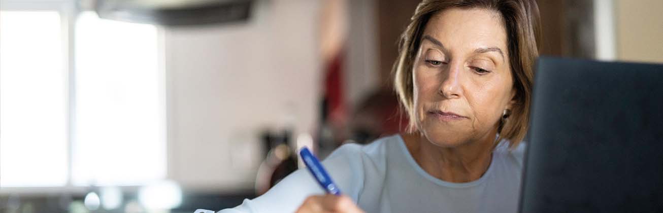 Frau am Laptop am lernen