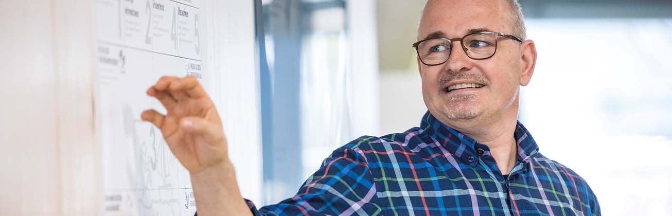 Mann hält Präsentation