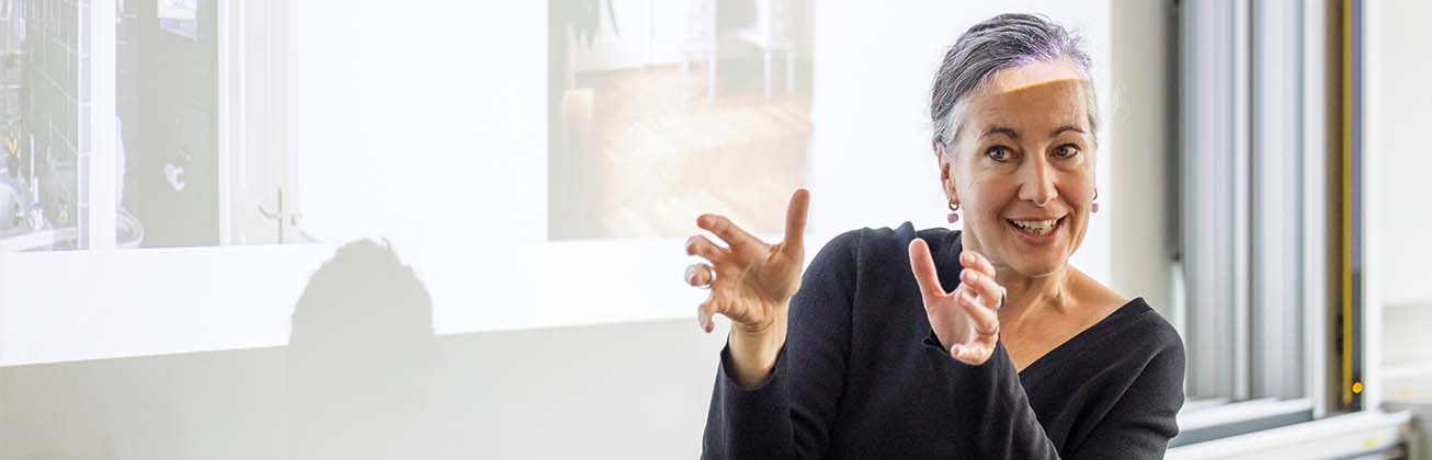 Frau hält Präsentation