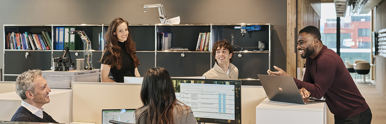 Menschen am Arbeitsplatz im Büro