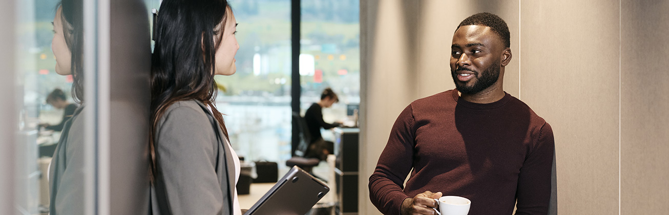 zwei Personen im Gespräch