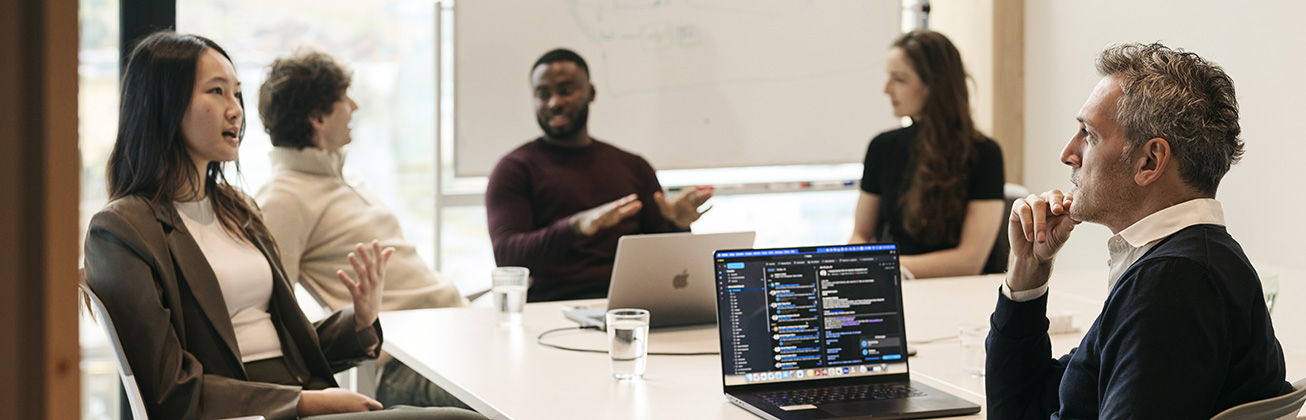 Personen in einer Besprechung